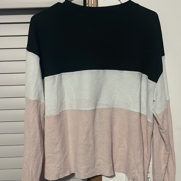 hollister long sleeve - Picture 2 of 3